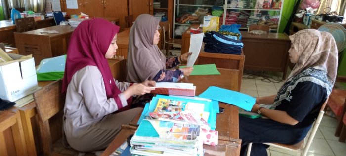 MIN 1 Tebo Berikan Pelayanan Terbaik, Sambut Kedatangan Wali Murid Dengan Antusias