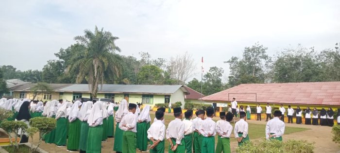 Pembina Upacara Sampaikan Pesan Penting Kepada Seluruh Siswa MIN 1 Tebo