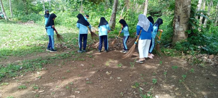 Keluarga Besar MIN 1 Tebo Adakan Kegiatan Gotong Royong Bersama Ciptakan Madrasah Yang Bersih