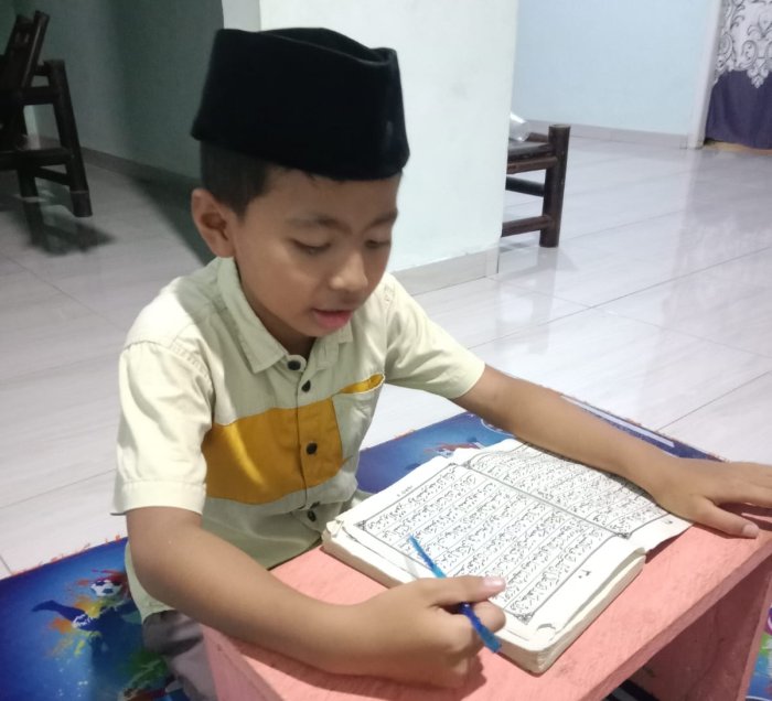 Siswa MIN 1 Tebo Manfaatkan Libur untuk Belajar Mengaji Bersama Orang Tua