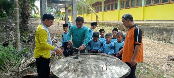 Dewan Guru MIN 1 Tebo Perbaiki Fasilitas Berupa Mesin Air di Madrasah
