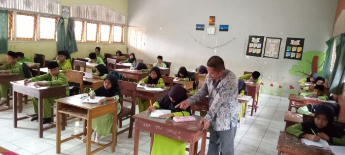 Semangat Dewan Guru MIN 1 Tebo Antusias Laksanakan Tugas Menjadi Pengawas Pada Kegiatan ASAS
