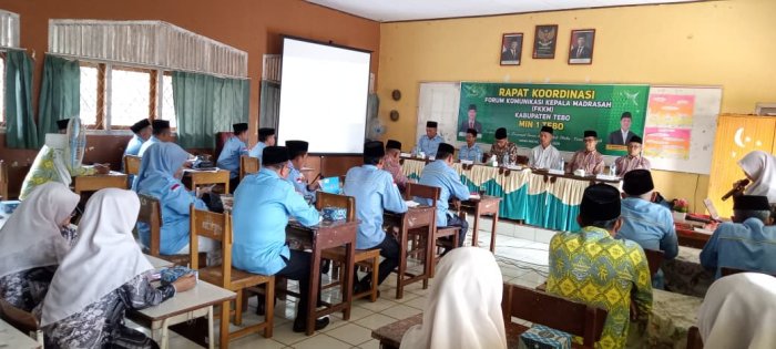 MIN 1 Tebo Sukseskan Pelaksanaan Kegiatan Forum Komunikasi Kepala Madrasah (FKKM) Dengan Antusias MIN 1 Tebo Sukseskan Pelaksanaan Kegiatan Forum Komunikasi Kepala Madrasah (FKKM) Dengan Antusias