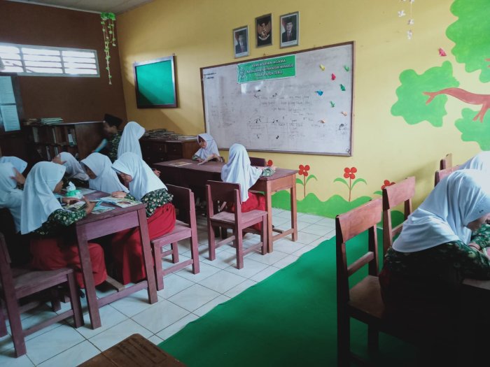 Siswa MIN 1 Tebo Rutin Laksanakan Kunjungan Pustaka Manfaatkan Waktu Istirahat Dengan Belajar Siswa MIN 1 Tebo Rutin Laksanakan Kunjungan Pustaka Manfaatkan Waktu Istirahat Dengan Belajar