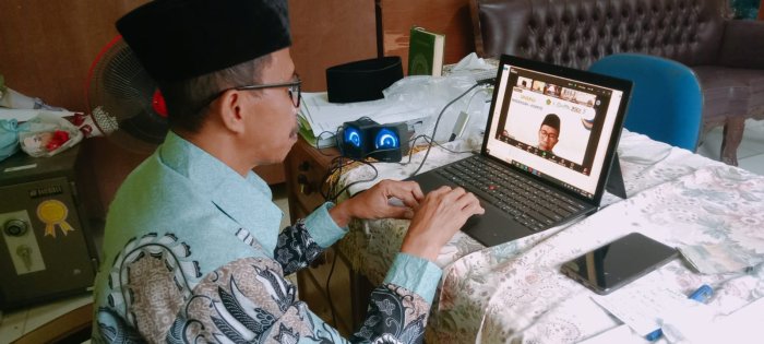 Kepala MIN 1 Tebo Ikuti Sosialisasi Juknis Komite Madrasah Melalui Zoom Meeting
