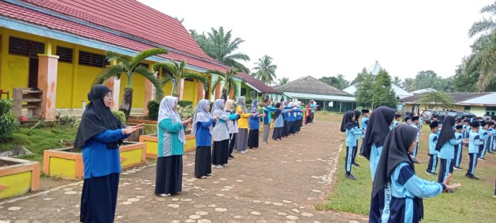 Dewan Guru MIN 1 Tebo Pantau Senam Sehat Siswa di Madrasah Dewan Guru MIN 1 Tebo Pantau Senam Sehat Siswa di Madrasah