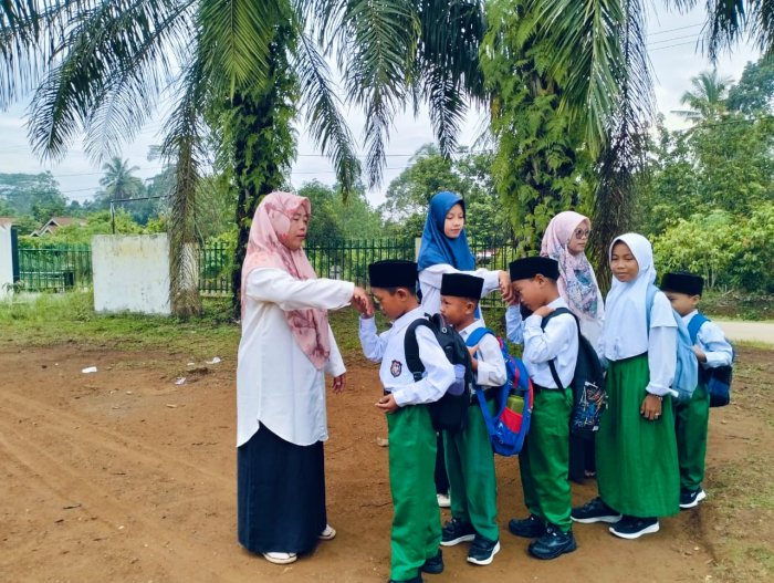 Dewan Guru MIN 1 Tebo Sambut Kehadiran Siswa Setiap Pagi dengan Semangat