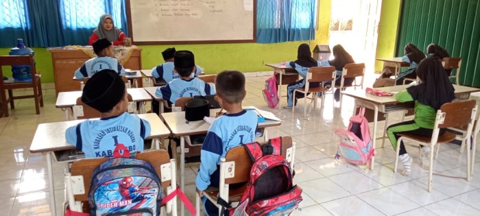 Guru MIN 1 Tebo Siapkan Soal Ujian Tengah Semester Untuk Siswa Guru MIN 1 Tebo Siapkan Soal Ujian Tengah Semester Untuk Siswa