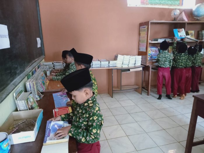 Siswa MIN 1 Tebo Manfaatkan Waktu Istirahat, Tingkatkan Literasi Membaca di Pustaka Madrasah