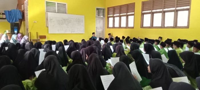 Dewan Guru MIN 1 Tebo Aktif Bimbing Pembiasaan Keagamaan Siswa di Madrasah Dewan Guru MIN 1 Tebo Aktif Bimbing Pembiasaan Keagamaan Siswa di Madrasah