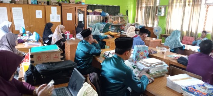 Kepala MIN 1 Tebo Bersama Dewan Guru Gelar Brifing Persiapan Hadapi  Semester Genap Tahun 2026