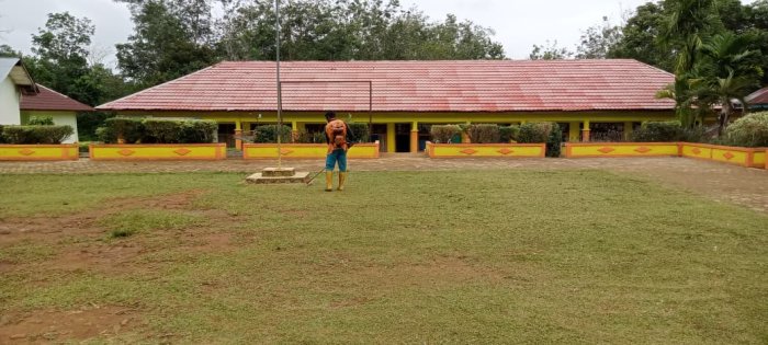 Satpam MIN 1 Tebo Bersihkan Lingkungan Madrasah Ciptakan Lingkungan Yang Nyaman Satpam MIN 1 Tebo Bersihkan Lingkungan Madrasah Ciptakan Lingkungan Yang Nyaman