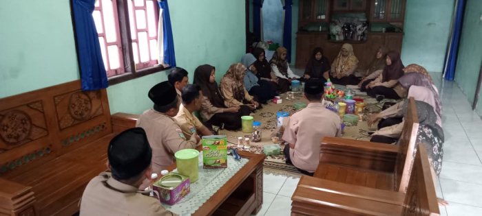 Keluarga Besar MIN 1 Tebo Perkuat Kekeluargaan Jenguk Salah Satu Dewan Guru Yang Sedang Sakit