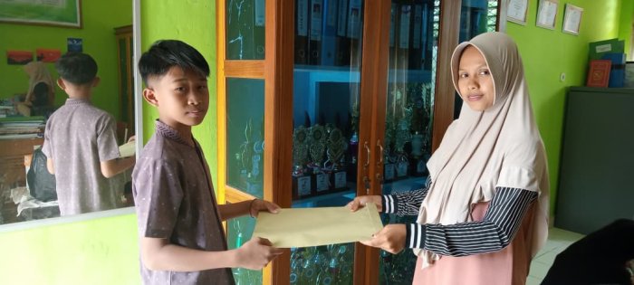 Staf TU MIN 1 Tebo Berikan Pelayanan Terbaik Bagi  Alumni Dalam Pengambilan Ijazah