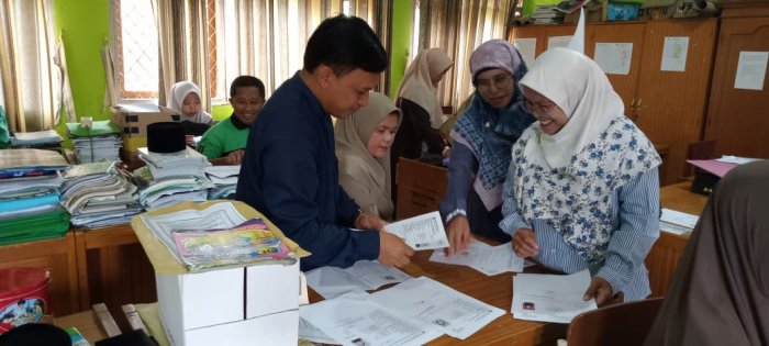 Dewan Guru MIN 1 Tebo Rampungkan Berkas Pencairan TPG dan Tukin Dengan Penuh Antusias Dewan Guru MIN 1 Tebo Rampungkan Berkas Pencairan TPG dan Tukin Dengan Penuh Antusias