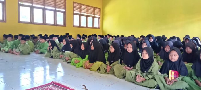 Siswa MIN 1 Tebo Antusias Ikuti Pembiasaan Membaca Surah Yasin di Lingkungan Madrasah