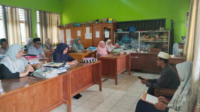 Kepala MIN 1 Tebo Gelar Pembinaan untuk Seluruh Pegawai