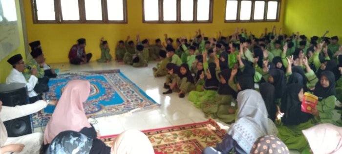 Kepala MIN 1 Tebo Berikan Pengarahan Kepada Seluruh Siswa Usai Kegiatan Pembiasaan Berlangsung