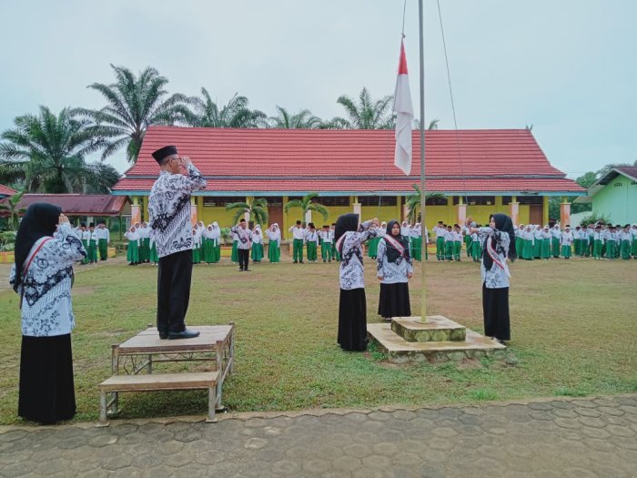 Dewan Guru MIN 1 Tebo Sukseskan Upacara Peringatan Hari Guru Nasional di Madrasah
