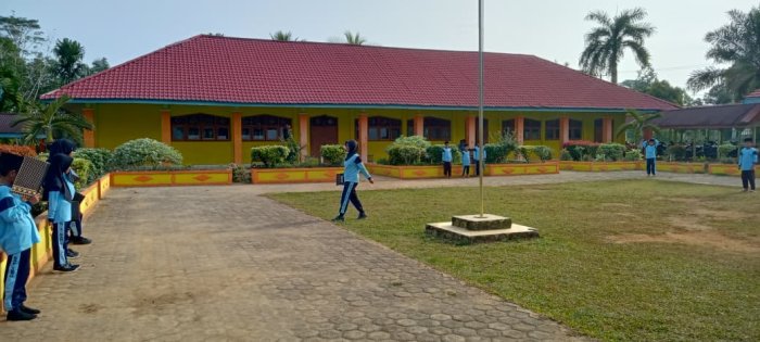 Siswa Kelas 5B  MIN 1 Tebo Gelar Latihan Siapkan Diri Laksanakan Tugas Upacara di Hari Senin