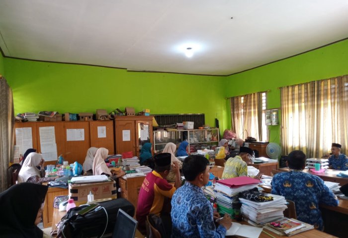 Kepala MIN 1 Tebo Laksanakan Brifing Bersama Dewan Guru Bahasa Program Jangka Pendek di Madrasah Kepala MIN 1 Tebo Laksanakan Brifing Bersama Dewan Guru Bahasa Program Jangka Pendek di Madrasah