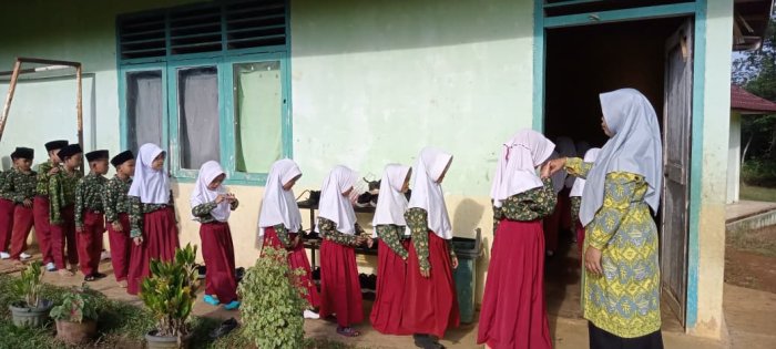 Guru MIN 1 Tebo Sambut Siswa Sebelum Masuk Kelas Guru MIN 1 Tebo Sambut Siswa Sebelum Masuk Kelas