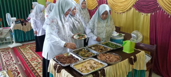 Dewan Guru MIN 1 Tebo Bersama Tim Penilai PKKM  Gelar  Acara Makan Bersama Tingkatkan Kebersamaan