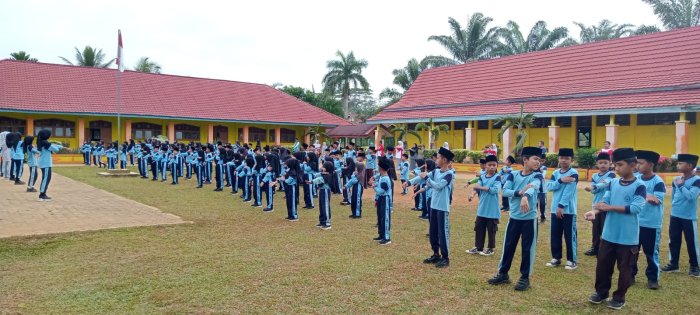 Keluarga Besar MIN 1 Tebo Laksanakan Pembiasaan Senam Jaga Kesehatan Tubuh