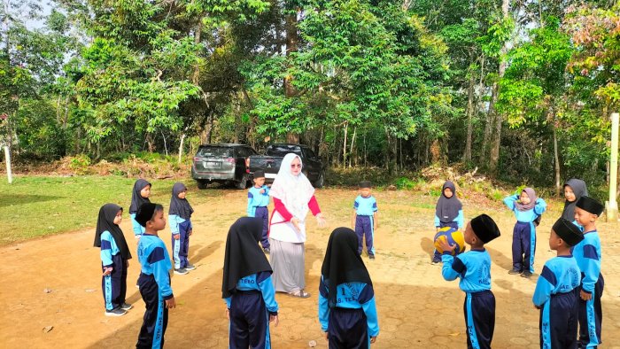 Siswa Kelas 1A Laksanakan Pembelajaran PJOK Pelajari Gerak Manipulatif Bersama Wali Kelas