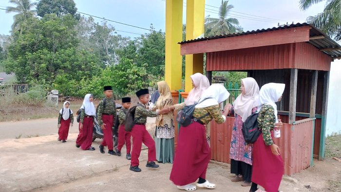 Dewan Guru MIN 1 Tebo Antusias Gelar Pembiasaan Sambut Siswa, Bentuk Karakter Disiplin Setiap Pagi Dewan Guru MIN 1 Tebo Antusias Gelar Pembiasaan Sambut Siswa, Bentuk Karakter Disiplin Setiap Pagi