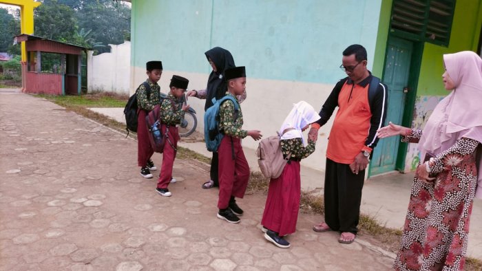 Dewan Guru MIN 1 Tebo Rutin Sambut Siswa Sebagai Pembiasaan Pagi