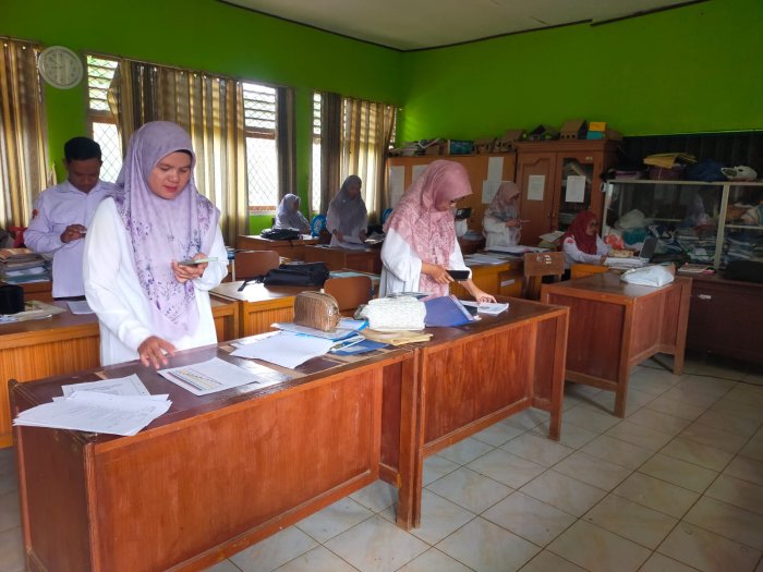 Dewan Guru MIN 1 Tebo Rampungkan Unggah Berkas E-Kinerja Triwulan I Dengan Semangat