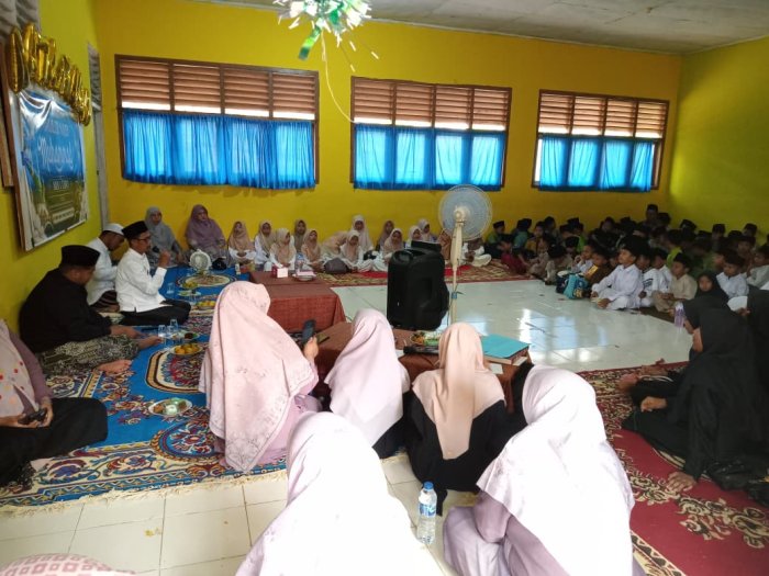 Siswa MIN 1 Tebo Ikuti Pelaksanaan Pengajian Maulid Nabi Muhammad SAW Dengan Semangat