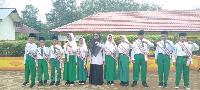 Siswa Kelas 5B MIN 1 Tebo Sukses Laksanakan Tugas Upacara Bendera