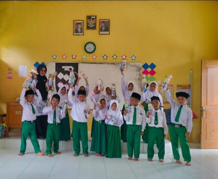 Seluruh Siswa MIN 1 Tebo Antusias Ikuti Moment Kebersamaan Pada Peringatan Hari Guru Nasional