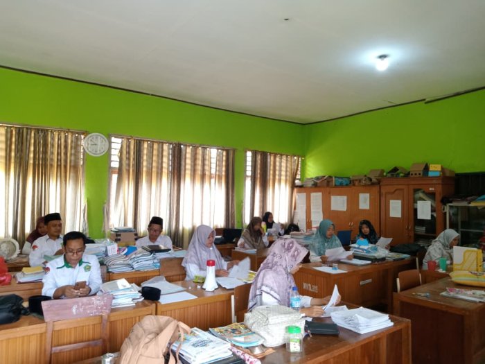 Dewan Guru MIN 1 Tebo Rampungkan Pemberkasan, Siap Antar Ke Kantor Kemenag Tebo
