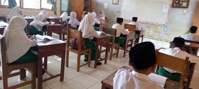 Seluruh Siswa Kelas Tinggi MIN 1 Tebo Ikuti Pelaksanaan  Sumatif  Akhir Semester Ganjil Dengan Semangat