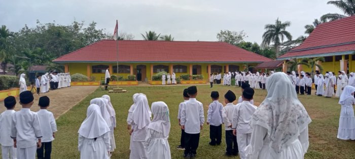 Siswa MIN 1 Tebo Sukses Laksanakan  Tugas Upacara Hari Santri Tahun 2025