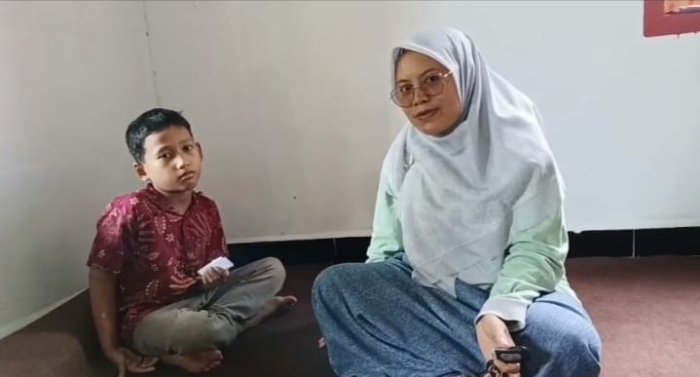 Wali Kelas IV MIN 1 Tebo Tumbuhkan Empati, Jenguk Salah Satu Siswa Yang Sedang Sakit Wali Kelas IV MIN 1 Tebo Tumbuhkan Empati, Jenguk Salah Satu Siswa Yang Sedang Sakit