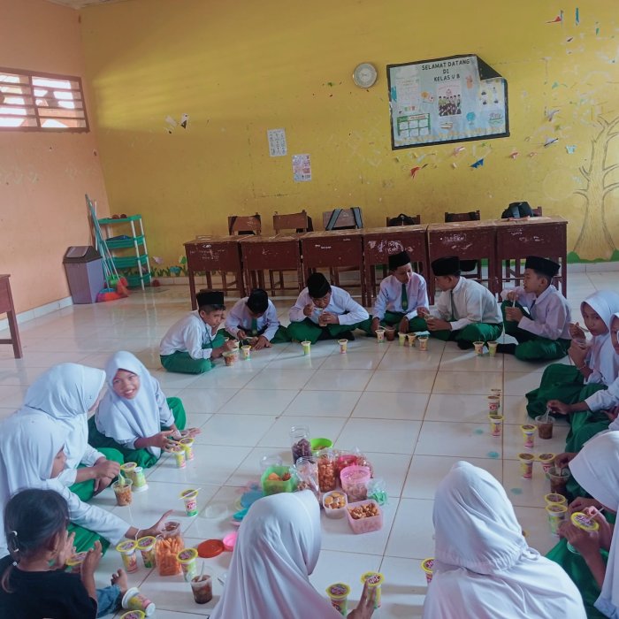 Siswa Kelas 5B Ciptakan Momen Kebersamaan Di Lingkungan Madrasah Bersama Wali Kelas