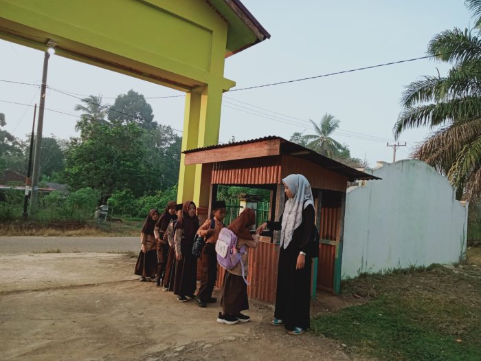 MIN 1 Tebo Tanamkan Kedisiplinan Lewat Penyambutan Siswa Setiap Pagi di Gerbang Madrasah MIN 1 Tebo Tanamkan Kedisiplinan Lewat Penyambutan Siswa Setiap Pagi di Gerbang Madrasah