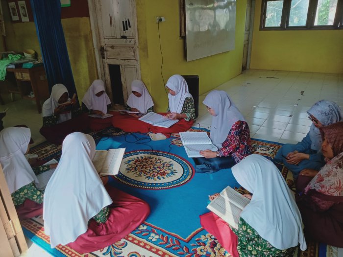 Siswa MIN 1 Tebo Antusias Rampungkan Program Tadarus Bersama di Aula Madrasah Siswa MIN 1 Tebo Antusias Rampungkan Program Tadarus Bersama di Aula Madrasah