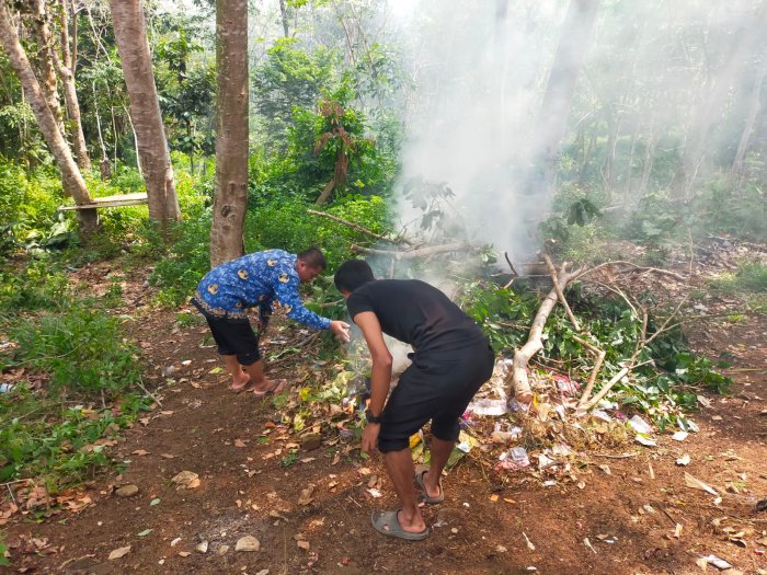 Dewan Guru dan Satpam MIN 1 Tebo Peduli Lingkungan, Gelar Aksi Bersih di Area Belakang Madrasah Dewan Guru dan Satpam MIN 1 Tebo Peduli Lingkungan, Gelar Aksi Bersih di Area Belakang Madrasah