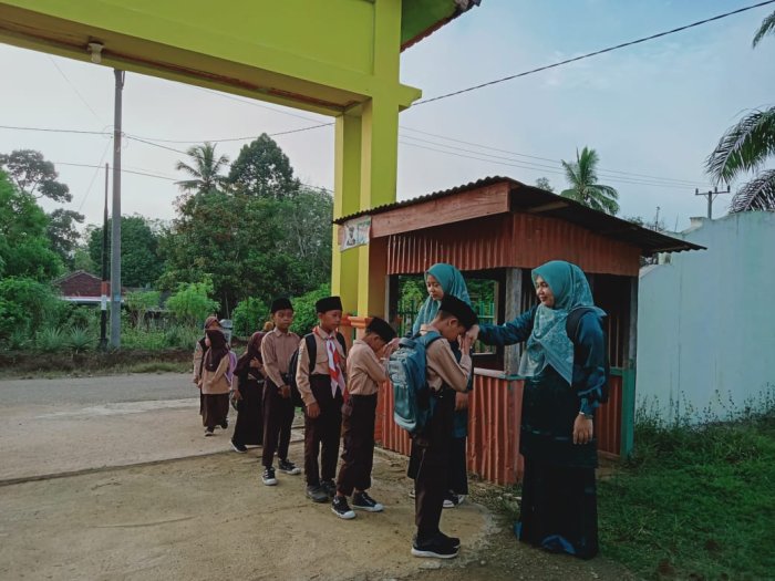 Dewan MIN 1 Tebo Semangat Laksanakan Pembiasaan Piket Pagi Ukir Semangat Siswa