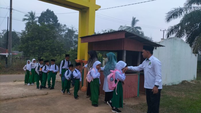 Dewan Guru MIN 1 Tebo Rutin Laksanakan Pembiasaan Sambut Siswa Setiap Pagi di Gerbang Madrasah Dewan Guru MIN 1 Tebo Rutin Laksanakan Pembiasaan Sambut Siswa Setiap Pagi di Gerbang Madrasah