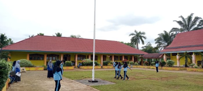 Siswa Kelas 6A Gelar Latihan Upacara Siapkan Diri Menjadi Petugas Upacara di Hari Senin