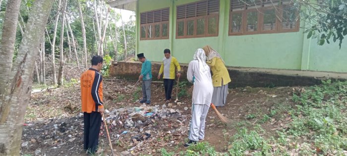 Dewan Guru MIN 1 Tebo Kompak Jaga Kebersihan Madrasah
