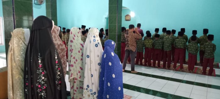 Guru MIN 1 Tebo Bapak Sri Budiyono, S.Pd.I Pimpin Sholat Dzuhur Berjamaah di Masjid