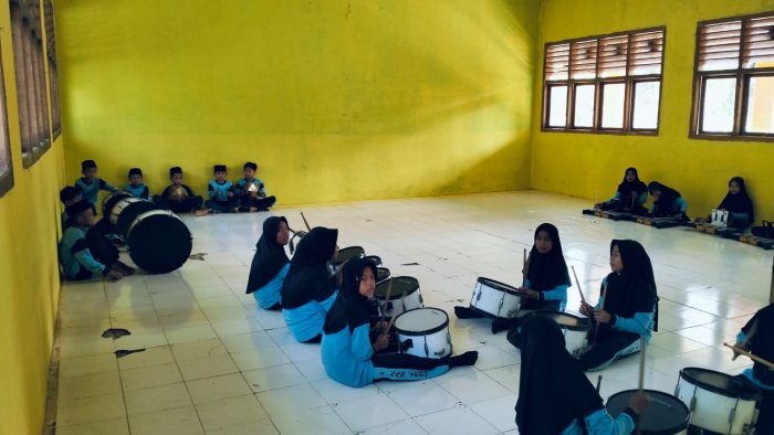 Drumband MIN 1 Tebo Tingkatkan Kekompakan Lewat Latihan Rutin di Lingkungan Madrasah Drumband MIN 1 Tebo Tingkatkan Kekompakan Lewat Latihan Rutin di Lingkungan Madrasah