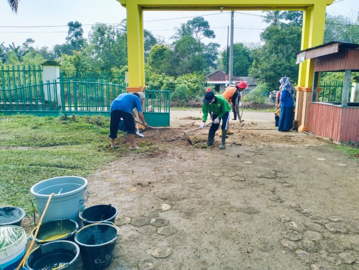 MIN 1 Tebo Gelar Gotong Royong Perbaiki Jalan Area Gerbang Madrasah